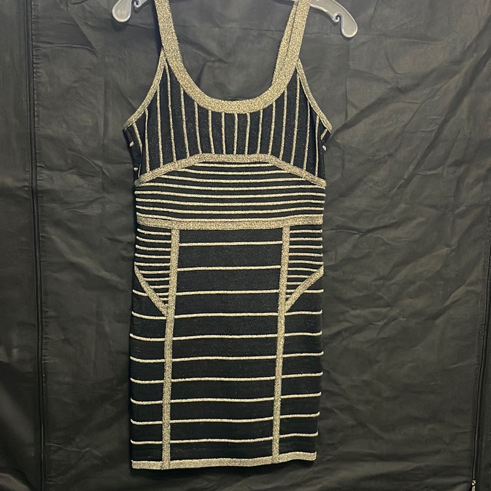 Short dress without sleeves